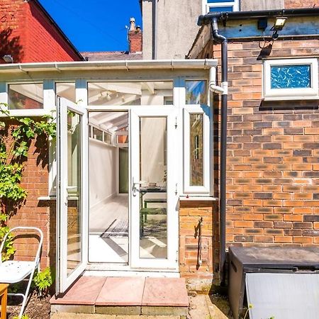 Large 4 Bedroom Home With Free Parking Near Mediacityuk マンチェスター エクステリア 写真