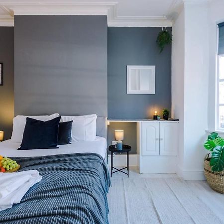 Large 4 Bedroom Home With Free Parking Near Mediacityuk マンチェスター エクステリア 写真