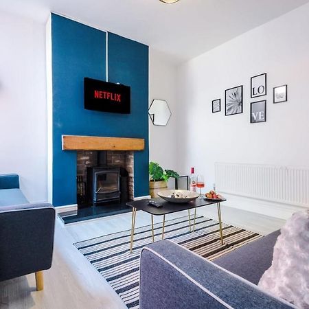 Large 4 Bedroom Home With Free Parking Near Mediacityuk マンチェスター エクステリア 写真