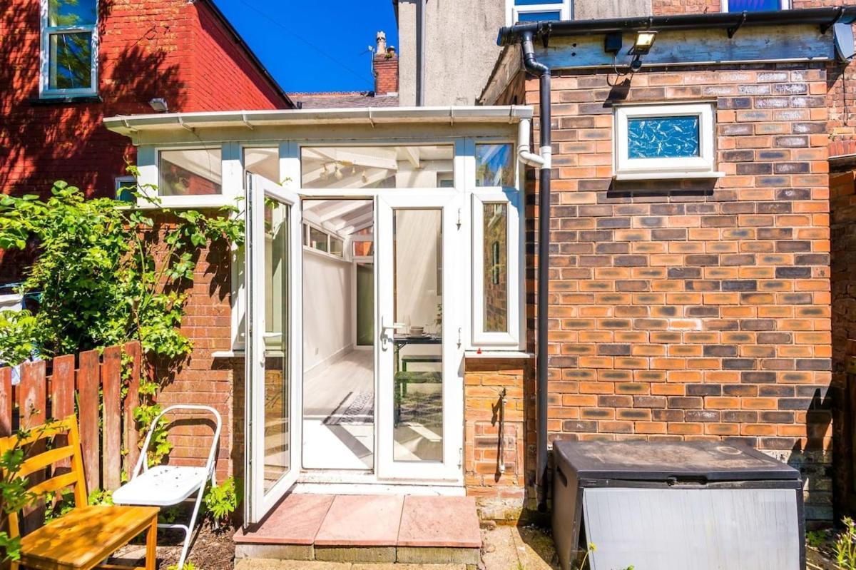 Large 4 Bedroom Home With Free Parking Near Mediacityuk マンチェスター エクステリア 写真