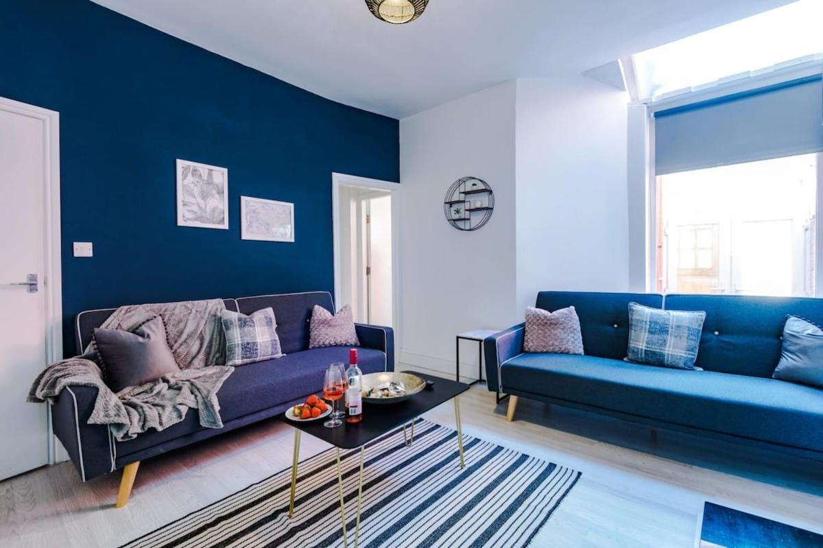 Large 4 Bedroom Home With Free Parking Near Mediacityuk マンチェスター エクステリア 写真
