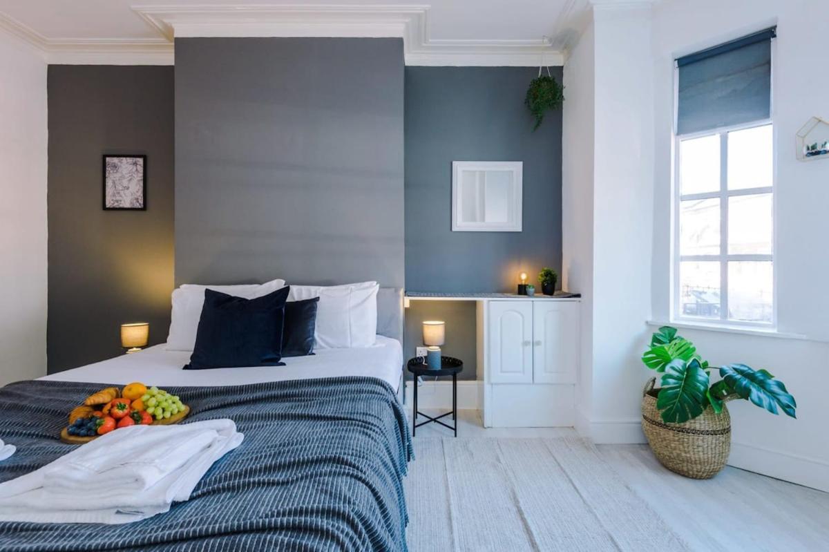 Large 4 Bedroom Home With Free Parking Near Mediacityuk マンチェスター エクステリア 写真