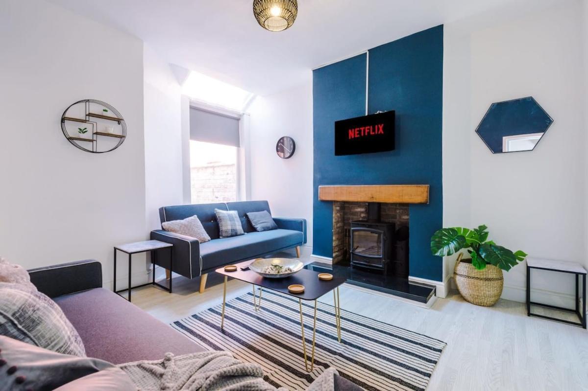 Large 4 Bedroom Home With Free Parking Near Mediacityuk マンチェスター エクステリア 写真