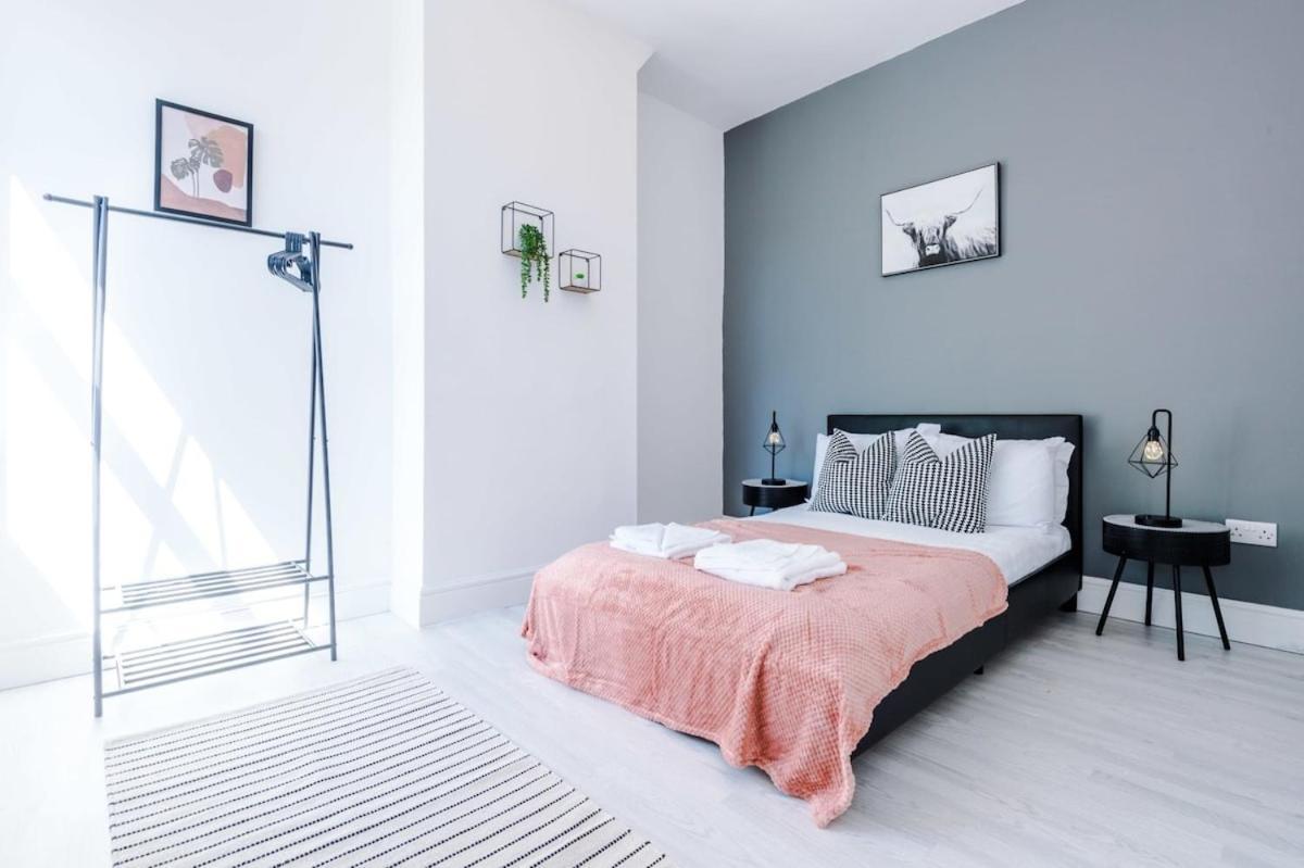 Large 4 Bedroom Home With Free Parking Near Mediacityuk マンチェスター エクステリア 写真