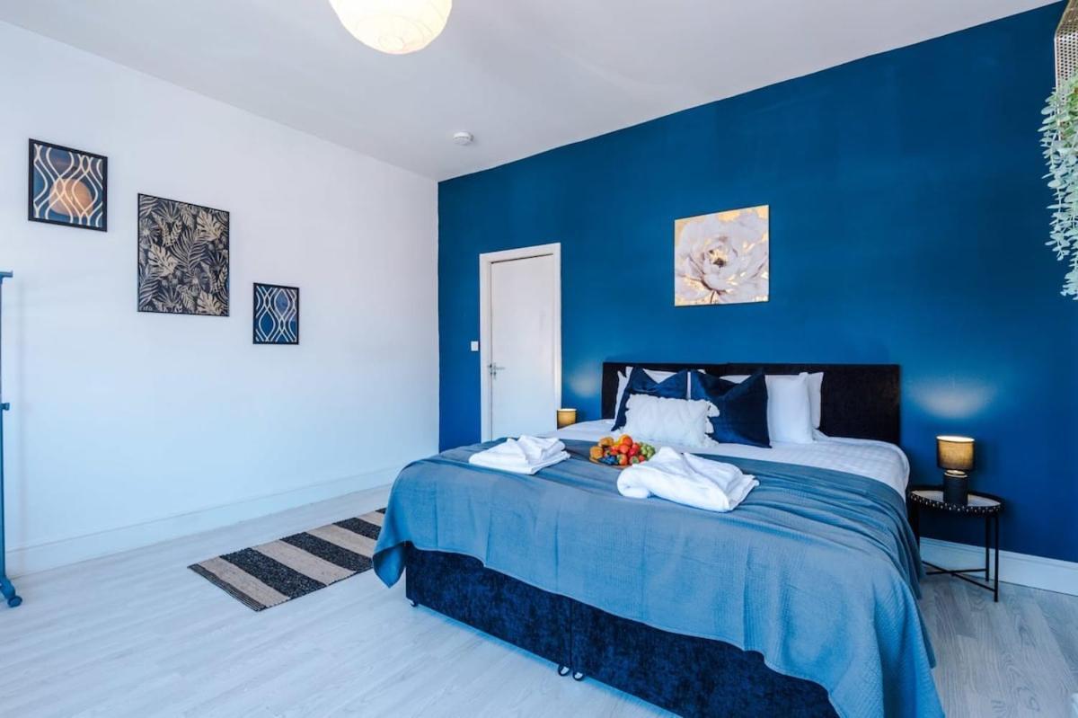 Large 4 Bedroom Home With Free Parking Near Mediacityuk マンチェスター エクステリア 写真