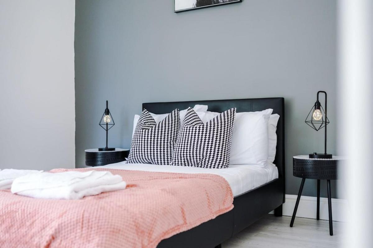 Large 4 Bedroom Home With Free Parking Near Mediacityuk マンチェスター エクステリア 写真