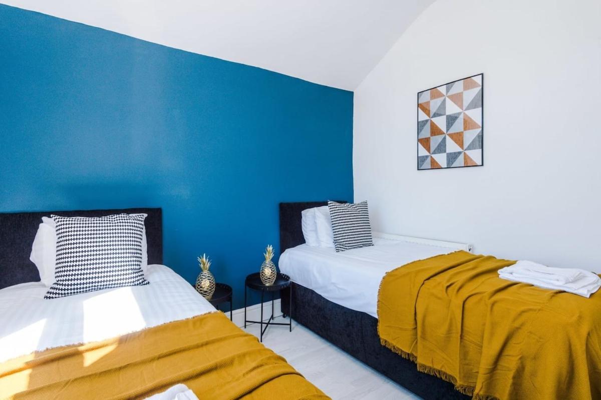 Large 4 Bedroom Home With Free Parking Near Mediacityuk マンチェスター エクステリア 写真