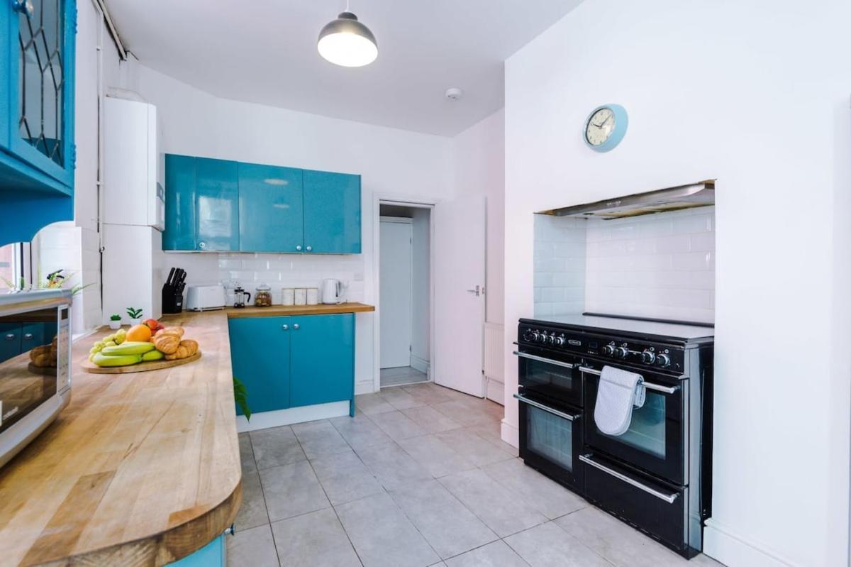 Large 4 Bedroom Home With Free Parking Near Mediacityuk マンチェスター エクステリア 写真