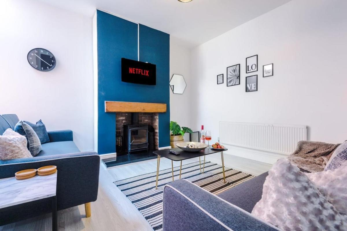 Large 4 Bedroom Home With Free Parking Near Mediacityuk マンチェスター エクステリア 写真