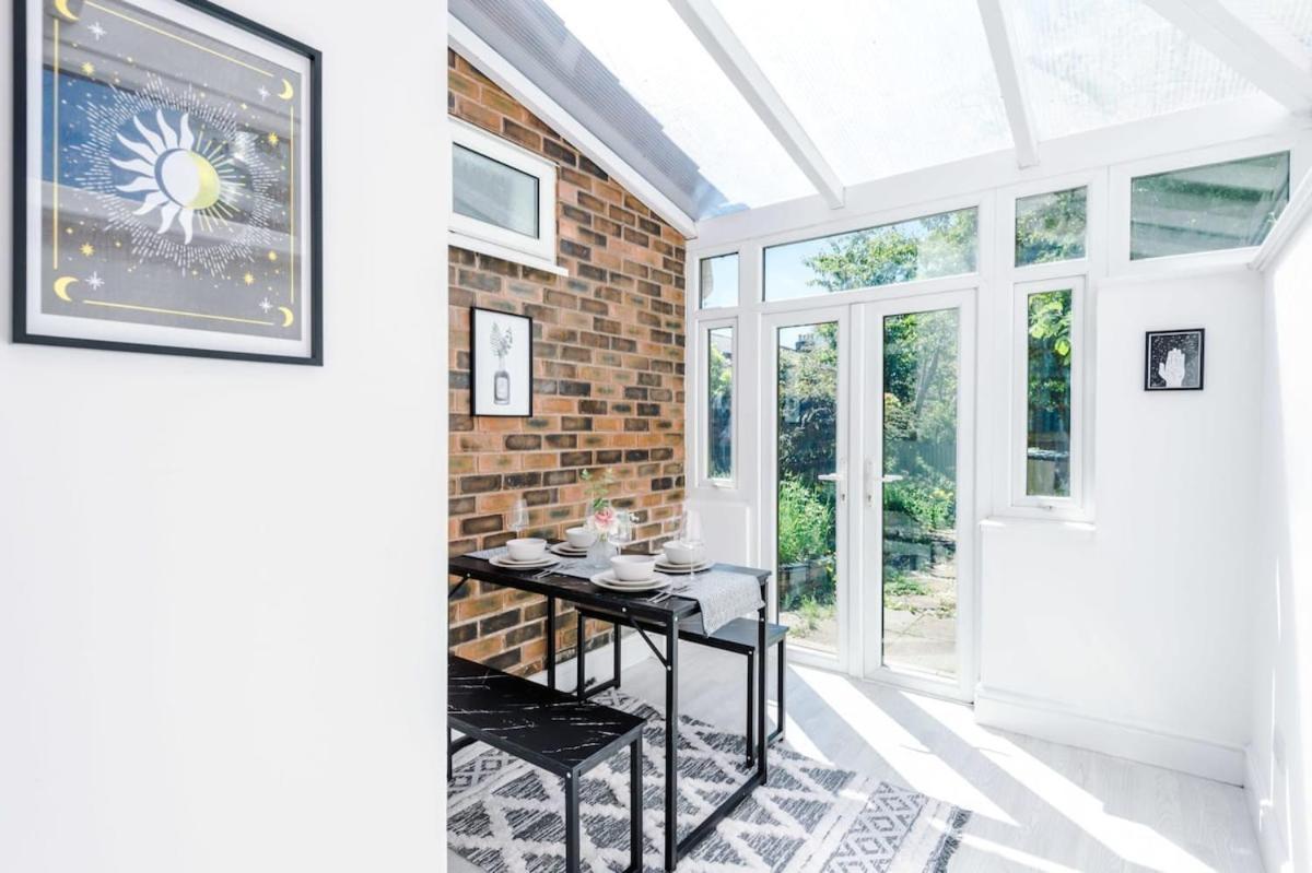 Large 4 Bedroom Home With Free Parking Near Mediacityuk マンチェスター エクステリア 写真
