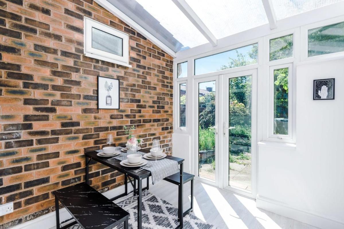 Large 4 Bedroom Home With Free Parking Near Mediacityuk マンチェスター エクステリア 写真