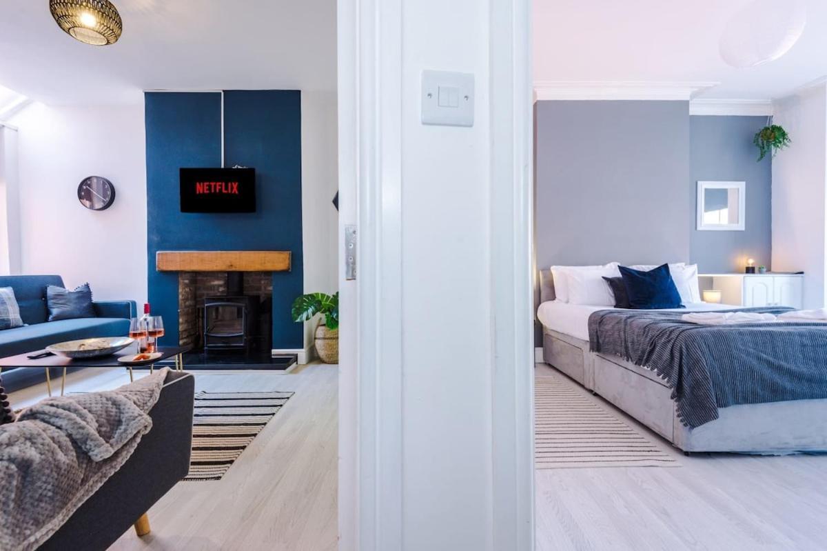 Large 4 Bedroom Home With Free Parking Near Mediacityuk マンチェスター エクステリア 写真