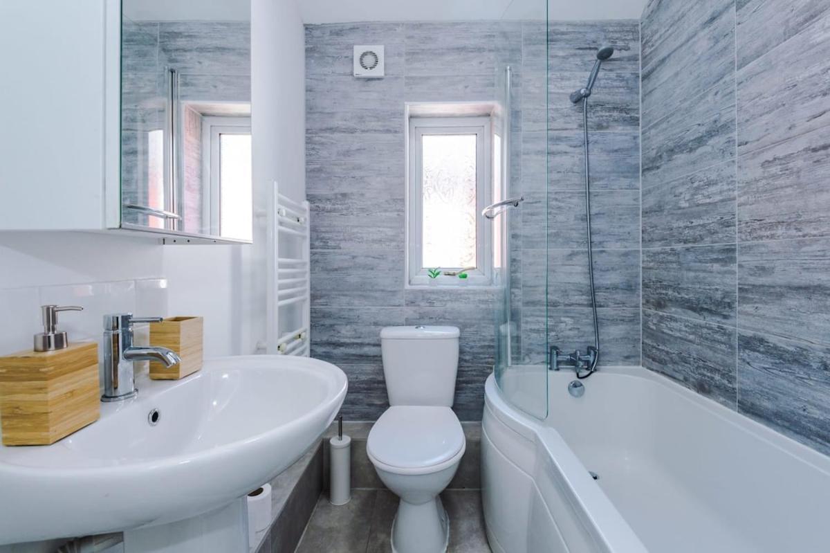Large 4 Bedroom Home With Free Parking Near Mediacityuk マンチェスター エクステリア 写真